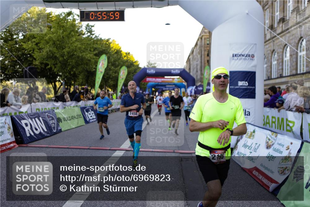 01.09.2024 - BARMER Alsterlauf Kathrin Stürmer Photography http://msf.ph/oto/6969823 01.09.2024 09:55:57 Ziel 2157, 2298, 2305, 2317, 2547, 2673, 2707, 2772, 2978, 2996, 3120, 3153, 3296, 3649, 3657, 4160, 4320, 4409, 4504, 4918, 5110, 5123, 5200, 5239, 5271, 5288, 5304, 8129, 2100, 2195, 2458, 2616, 2782, 3117, 3181, 3423, 3431, 3432, 3433, 3548, 3703, 3857, 3989, 4187, 4476, 4718, 4782, 4866, 4899, 4946, 5108, 5226, 5262 meine-sportfotos.de