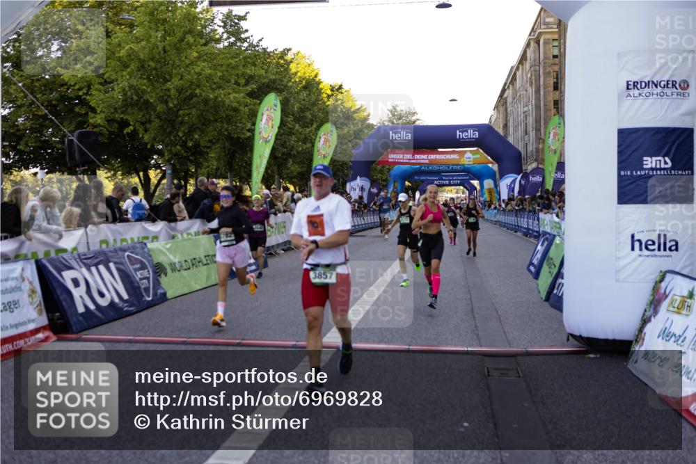 01.09.2024 - BARMER Alsterlauf Kathrin Stürmer Photography http://msf.ph/oto/6969828 01.09.2024 09:56:02 Ziel 2298, 2305, 2317, 2415, 2673, 2707, 2772, 2996, 3120, 3153, 3296, 3649, 3657, 3945, 4160, 4320, 4409, 4504, 4918, 5110, 5123, 5176, 5200, 5239, 5271, 5304, 8129, 2022, 2100, 2195, 2359, 2360, 2458, 2542, 2616, 3117, 3143, 3181, 3277, 3548, 3857, 3989, 4718, 4782, 4866, 4899, 4946, 5108, 5226, 8203 meine-sportfotos.de