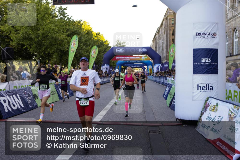 01.09.2024 - BARMER Alsterlauf Kathrin Stürmer Photography http://msf.ph/oto/6969830 01.09.2024 09:56:03 Ziel 2298, 2305, 2317, 2415, 2673, 2707, 2772, 2996, 3120, 3153, 3296, 3649, 3657, 3859, 3945, 4160, 4320, 4409, 4504, 4918, 5110, 5123, 5176, 5200, 5239, 5271, 5304, 8129, 2022, 2359, 2360, 2458, 2542, 2616, 3117, 3143, 3181, 3277, 3548, 3857, 3989, 4718, 4782, 4866, 4946, 5108, 5226, 8203 meine-sportfotos.de