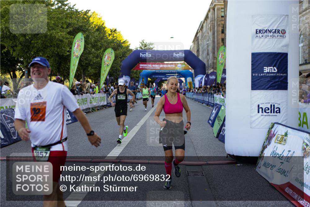 01.09.2024 - BARMER Alsterlauf Kathrin Stürmer Photography http://msf.ph/oto/6969832 01.09.2024 09:56:04 Ziel 2305, 2317, 2415, 2673, 2707, 2772, 2996, 3120, 3153, 3296, 3649, 3657, 3859, 3945, 4160, 4320, 4409, 4504, 4918, 5110, 5123, 5176, 5200, 5239, 5271, 5304, 8129, 2022, 2359, 2360, 2542, 2616, 3117, 3143, 3181, 3277, 3548, 3561, 3857, 3989, 4718, 4782, 4866, 4946, 5108, 5226, 8203 meine-sportfotos.de