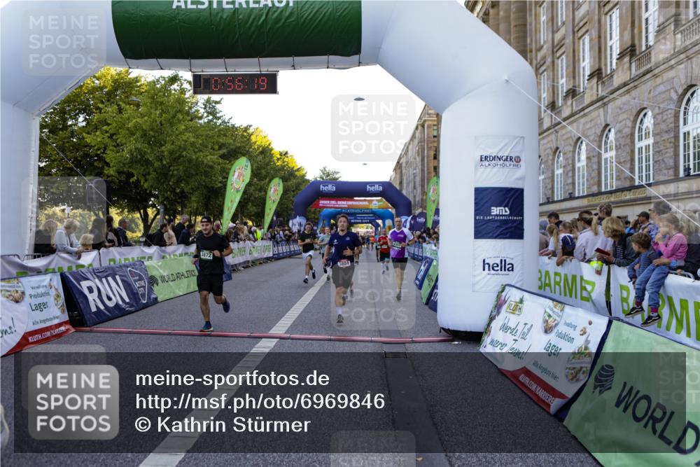 01.09.2024 - BARMER Alsterlauf Kathrin Stürmer Photography http://msf.ph/oto/6969846 01.09.2024 09:56:17 Ziel 2317, 2319, 2342, 2405, 2415, 2426, 3054, 3229, 3358, 3359, 3859, 3924, 3945, 4065, 4260, 4280, 4350, 4462, 4768, 4769, 5035, 5110, 5176, 8059, 2874, 2914, 3207, 3352, 3425, 3536, 3561, 3872, 3884, 3929, 3997, 4128, 4178, 4357, 4473, 4735, 4736, 4896 meine-sportfotos.de