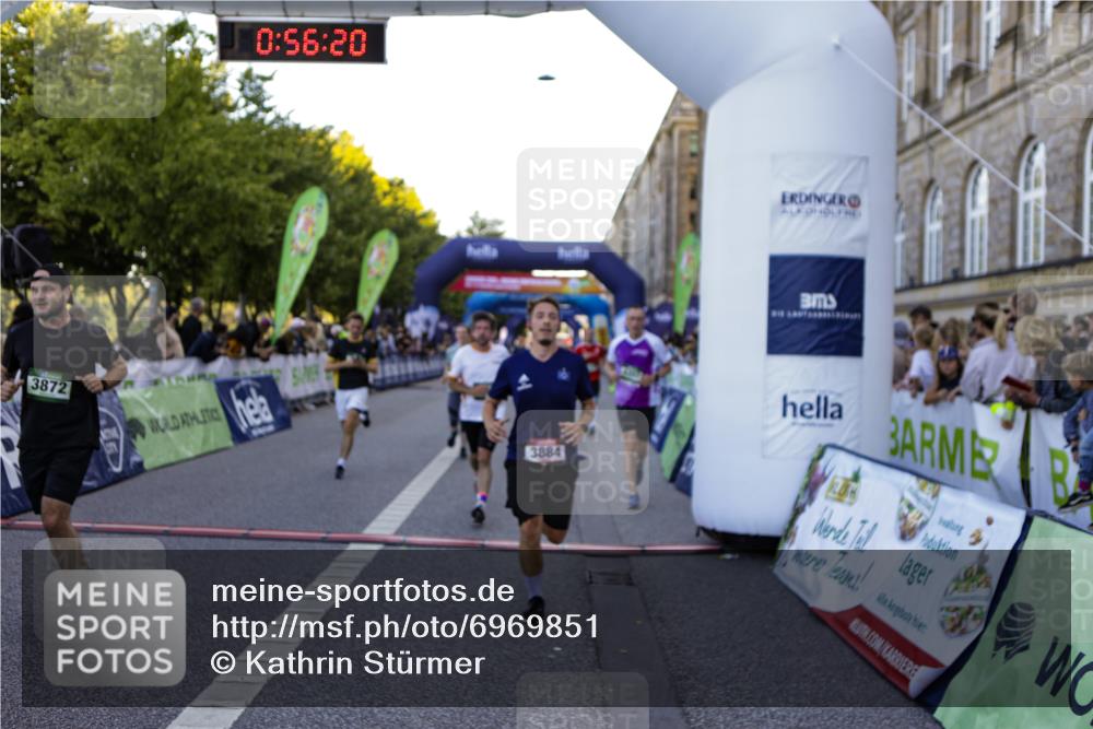 01.09.2024 - BARMER Alsterlauf Kathrin Stürmer Photography http://msf.ph/oto/6969851 01.09.2024 09:56:17 Ziel 2317, 2319, 2342, 2405, 2415, 2426, 3054, 3229, 3358, 3359, 3859, 3924, 3945, 4065, 4260, 4280, 4350, 4462, 4768, 4769, 5035, 5110, 5176, 8059, 2874, 2914, 3207, 3352, 3425, 3536, 3561, 3872, 3884, 3929, 3997, 4128, 4178, 4357, 4473, 4735, 4736, 4896 meine-sportfotos.de