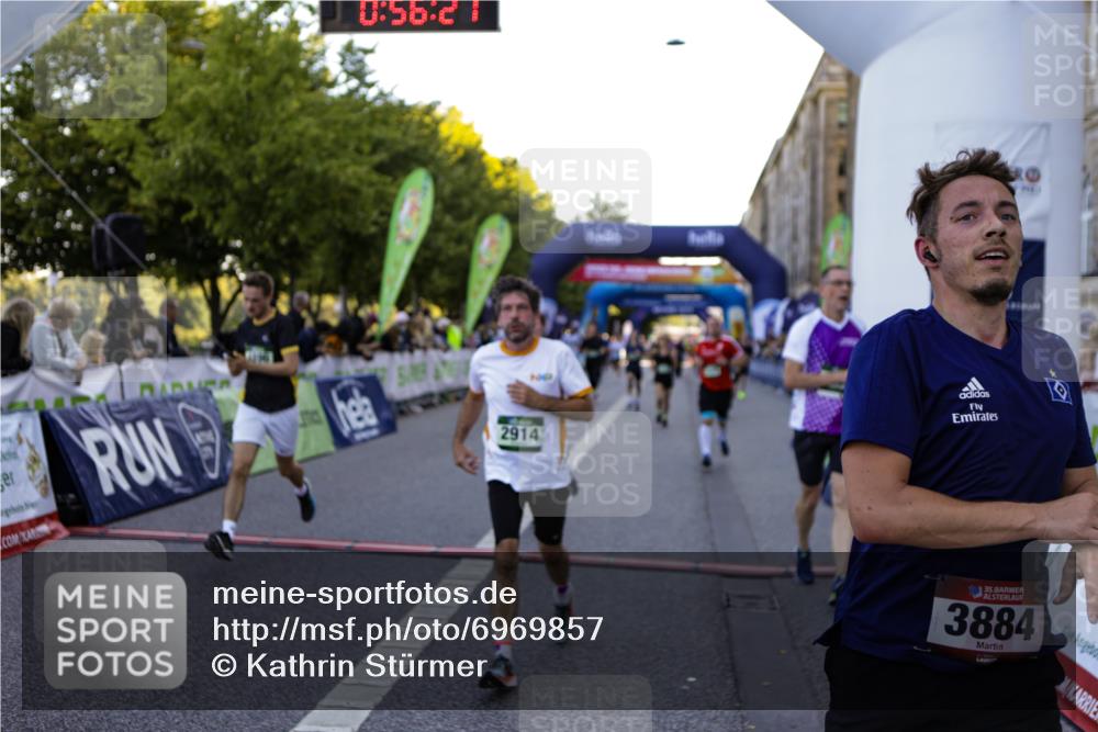 01.09.2024 - BARMER Alsterlauf Kathrin Stürmer Photography http://msf.ph/oto/6969857 01.09.2024 09:56:18 Ziel 2319, 2342, 2405, 2415, 2426, 3054, 3229, 3358, 3359, 3859, 3924, 3945, 4065, 4260, 4280, 4350, 4462, 4768, 4769, 5035, 5176, 8059, 2874, 2914, 3191, 3207, 3352, 3425, 3536, 3561, 3872, 3884, 3929, 3997, 4023, 4128, 4178, 4357, 4473, 4735, 4736, 4896 meine-sportfotos.de