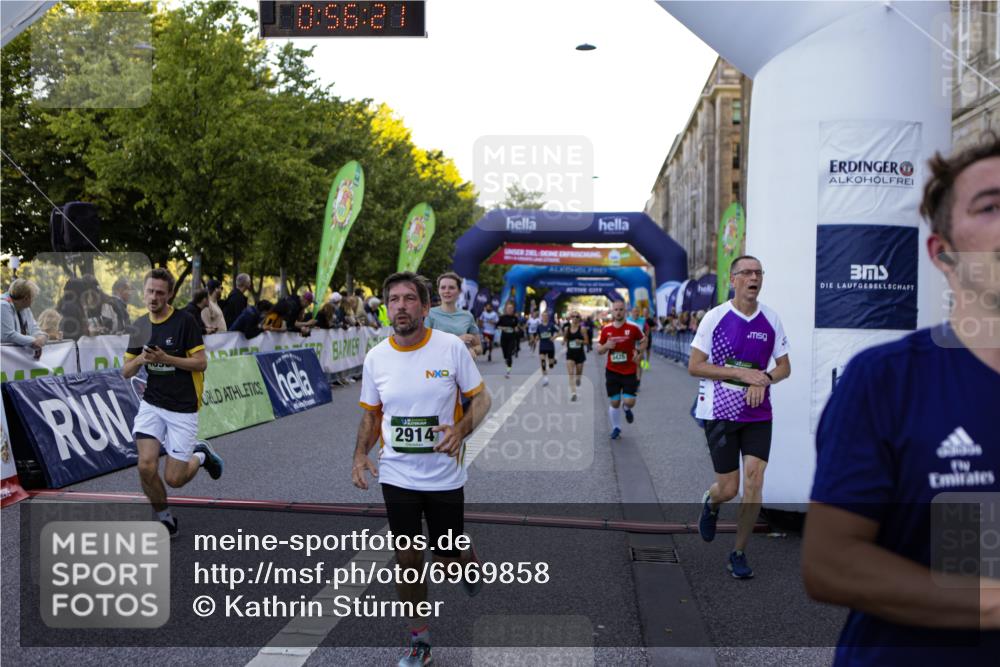 01.09.2024 - BARMER Alsterlauf Kathrin Stürmer Photography http://msf.ph/oto/6969858 01.09.2024 09:56:19 Ziel 2319, 2342, 2405, 2415, 2426, 3054, 3229, 3358, 3359, 3859, 3924, 3945, 4065, 4260, 4280, 4350, 4462, 4768, 4769, 5035, 5176, 8059, 2874, 2914, 3191, 3207, 3352, 3425, 3536, 3561, 3872, 3884, 3929, 3997, 4023, 4128, 4178, 4357, 4473, 4735, 4736, 4896 meine-sportfotos.de