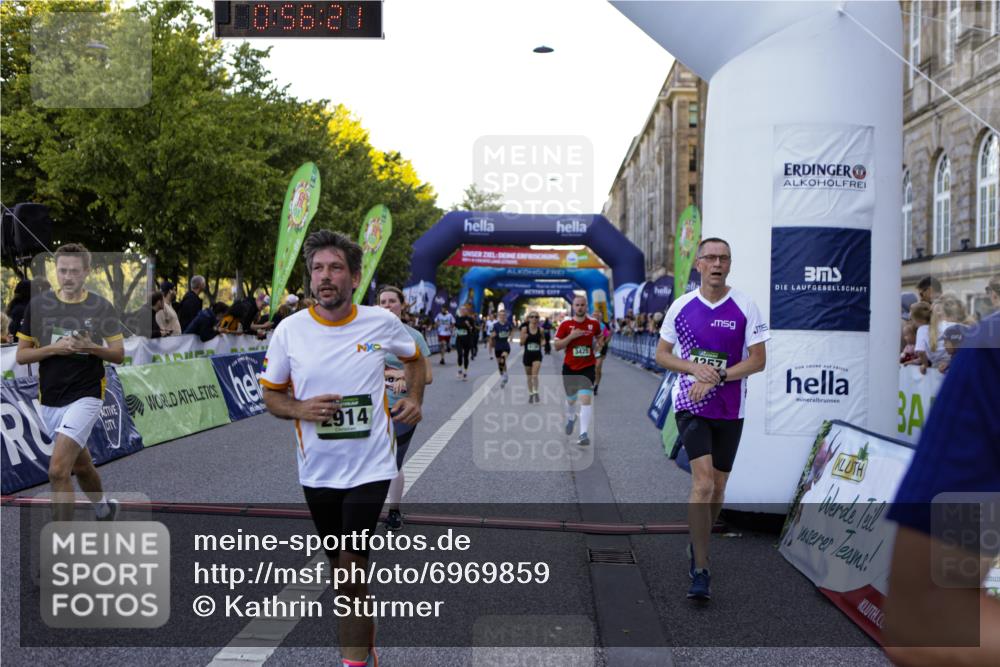 01.09.2024 - BARMER Alsterlauf Kathrin Stürmer Photography http://msf.ph/oto/6969859 01.09.2024 09:56:19 Ziel 2319, 2342, 2405, 2415, 2426, 3054, 3229, 3358, 3359, 3859, 3924, 3945, 4065, 4260, 4280, 4350, 4462, 4768, 4769, 5035, 5176, 8059, 2874, 2914, 3191, 3207, 3352, 3425, 3536, 3561, 3872, 3884, 3929, 3997, 4023, 4128, 4178, 4357, 4473, 4735, 4736, 4896 meine-sportfotos.de