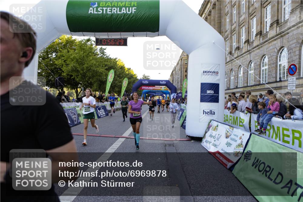 01.09.2024 - BARMER Alsterlauf Kathrin Stürmer Photography http://msf.ph/oto/6969878 01.09.2024 09:56:27 Ziel 2319, 2342, 2400, 2405, 2426, 2525, 2867, 3054, 3229, 3321, 3335, 3337, 3345, 3358, 3359, 3870, 3924, 4065, 4260, 4280, 4350, 4462, 4550, 4733, 4750, 4768, 4769, 4880, 5035, 5104, 5280, 2049, 2231, 2371, 2869, 3144, 3184, 3191, 3207, 3352, 3425, 3453, 3617, 3822, 3929, 4023, 4128, 4264, 4473, 4584, 4655, 4736, 8153, 8237 meine-sportfotos.de