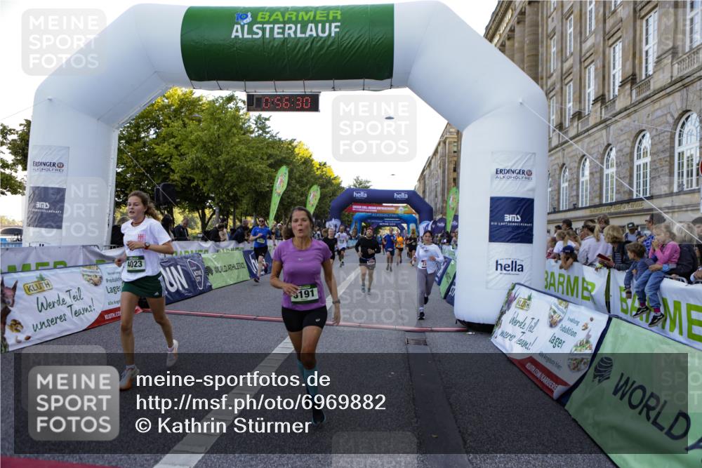 01.09.2024 - BARMER Alsterlauf Kathrin Stürmer Photography http://msf.ph/oto/6969882 01.09.2024 09:56:27 Ziel 2319, 2342, 2400, 2405, 2426, 2525, 2867, 3054, 3229, 3321, 3335, 3337, 3345, 3358, 3359, 3870, 3924, 4065, 4260, 4280, 4350, 4462, 4550, 4733, 4750, 4768, 4769, 4880, 5035, 5104, 5280, 2049, 2231, 2371, 2869, 3144, 3184, 3191, 3207, 3352, 3425, 3453, 3617, 3822, 3929, 4023, 4128, 4264, 4473, 4584, 4655, 4736, 8153, 8237 meine-sportfotos.de