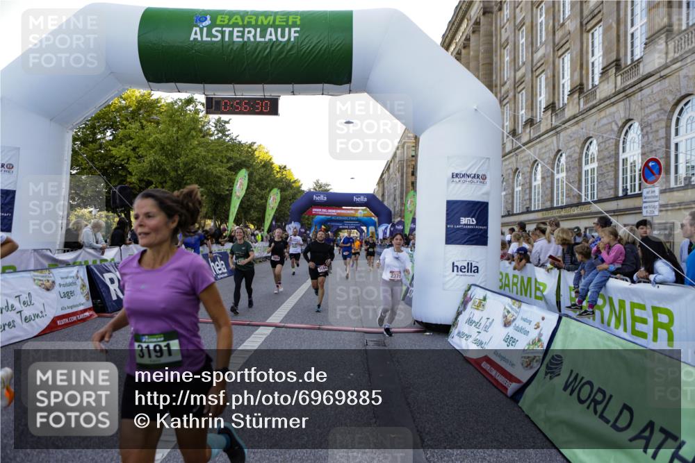01.09.2024 - BARMER Alsterlauf Kathrin Stürmer Photography http://msf.ph/oto/6969885 01.09.2024 09:56:28 Ziel 2228, 2319, 2342, 2400, 2405, 2426, 2525, 2867, 3054, 3229, 3321, 3335, 3337, 3345, 3358, 3359, 3870, 3924, 4065, 4260, 4280, 4350, 4462, 4550, 4733, 4750, 4880, 5035, 5104, 5280, 2049, 2231, 2371, 2869, 3144, 3184, 3191, 3207, 3352, 3453, 3617, 3822, 3929, 4023, 4128, 4264, 4473, 4584, 4655, 4736, 8153, 8237 meine-sportfotos.de