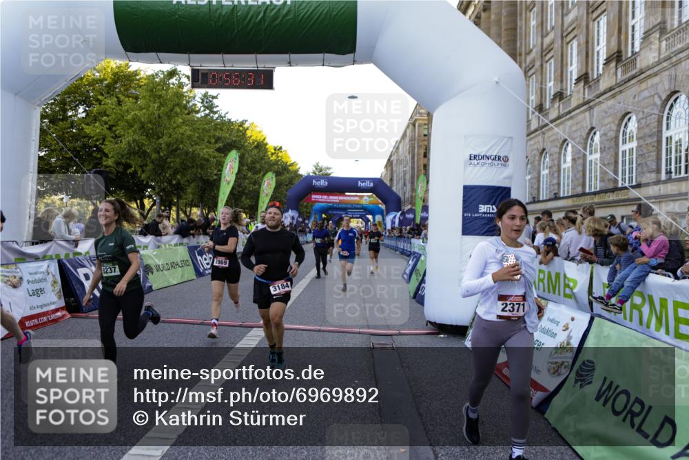 01.09.2024 - BARMER Alsterlauf Kathrin Stürmer Photography http://msf.ph/oto/6969892 01.09.2024 09:56:29 Ziel 2228, 2319, 2342, 2400, 2405, 2426, 2525, 2867, 3054, 3229, 3321, 3335, 3337, 3345, 3358, 3359, 3870, 3924, 4065, 4260, 4280, 4350, 4462, 4550, 4673, 4733, 4750, 4880, 5035, 5104, 5280, 2049, 2231, 2371, 2869, 3144, 3184, 3191, 3207, 3352, 3453, 3617, 3822, 3929, 4023, 4128, 4264, 4473, 4584, 4655, 4736, 8024, 8153, 8237 meine-sportfotos.de