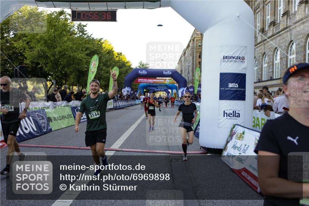 01.09.2024 - BARMER Alsterlauf Kathrin Stürmer Photography http://msf.ph/oto/6969898 01.09.2024 09:56:34 Ziel 2050, 2228, 2342, 2367, 2400, 2525, 2867, 3054, 3229, 3262, 3321, 3335, 3337, 3345, 3358, 3584, 3870, 3924, 4065, 4280, 4528, 4550, 4570, 4673, 4694, 4733, 4750, 4880, 5104, 5280, 8164, 2049, 2231, 2371, 2869, 3144, 3184, 3453, 3617, 3822, 3952, 4264, 4505, 4584, 4655, 4843, 8024, 8153, 8237 meine-sportfotos.de