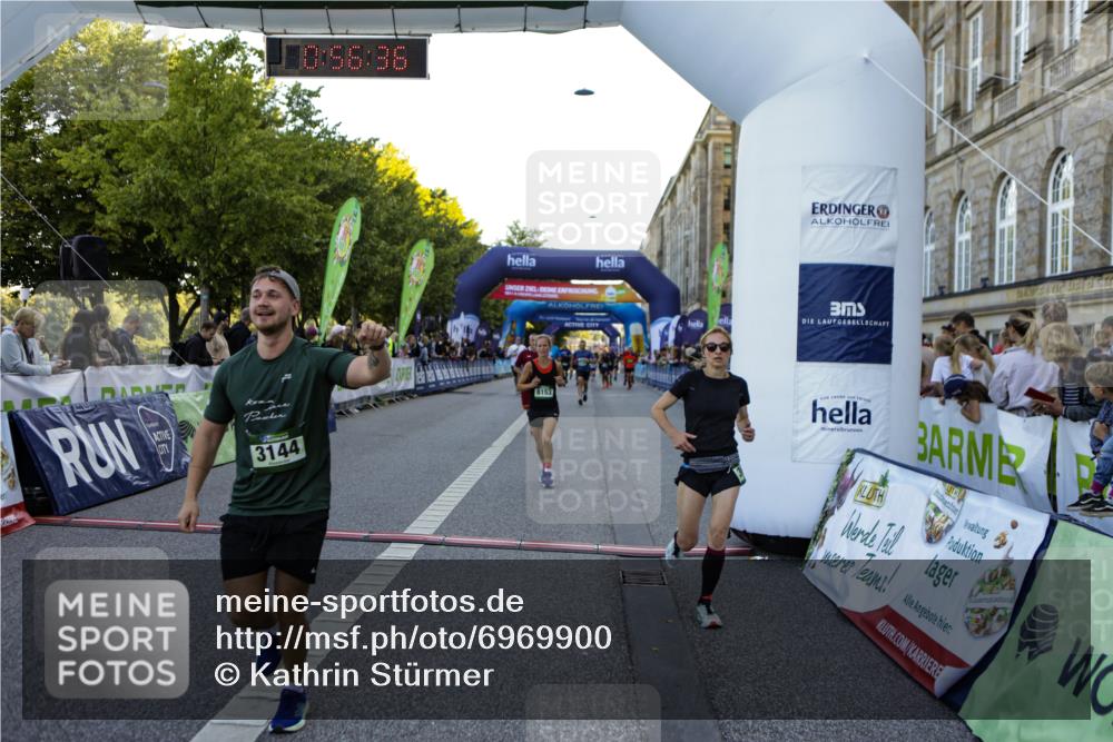01.09.2024 - BARMER Alsterlauf Kathrin Stürmer Photography http://msf.ph/oto/6969900 01.09.2024 09:56:34 Ziel 2050, 2228, 2342, 2367, 2400, 2525, 2867, 3054, 3229, 3262, 3321, 3335, 3337, 3345, 3358, 3584, 3870, 3924, 4065, 4280, 4528, 4550, 4570, 4673, 4694, 4733, 4750, 4880, 5104, 5280, 8164, 2049, 2231, 2371, 2869, 3144, 3184, 3453, 3617, 3822, 3952, 4264, 4505, 4584, 4655, 4843, 8024, 8153, 8237 meine-sportfotos.de