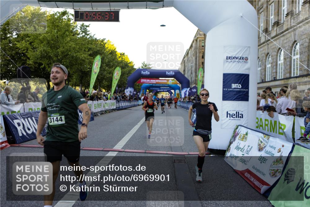 01.09.2024 - BARMER Alsterlauf Kathrin Stürmer Photography http://msf.ph/oto/6969901 01.09.2024 09:56:34 Ziel 2050, 2228, 2342, 2367, 2400, 2525, 2867, 3054, 3229, 3262, 3321, 3335, 3337, 3345, 3358, 3584, 3870, 3924, 4065, 4280, 4528, 4550, 4570, 4673, 4694, 4733, 4750, 4880, 5104, 5280, 8164, 2049, 2231, 2371, 2869, 3144, 3184, 3453, 3617, 3822, 3952, 4264, 4505, 4584, 4655, 4843, 8024, 8153, 8237 meine-sportfotos.de