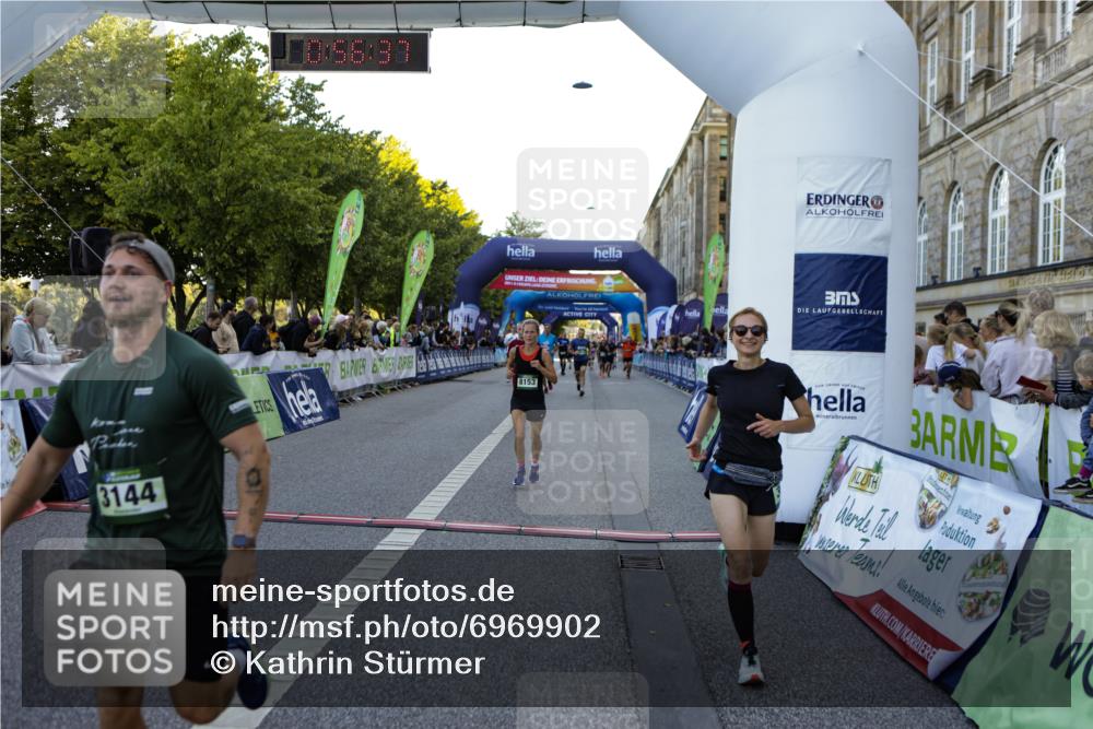 01.09.2024 - BARMER Alsterlauf Kathrin Stürmer Photography http://msf.ph/oto/6969902 01.09.2024 09:56:34 Ziel 2050, 2228, 2342, 2367, 2400, 2525, 2867, 3054, 3229, 3262, 3321, 3335, 3337, 3345, 3358, 3584, 3870, 3924, 4065, 4280, 4528, 4550, 4570, 4673, 4694, 4733, 4750, 4880, 5104, 5280, 8164, 2049, 2231, 2371, 2869, 3144, 3184, 3453, 3617, 3822, 3952, 4264, 4505, 4584, 4655, 4843, 8024, 8153, 8237 meine-sportfotos.de