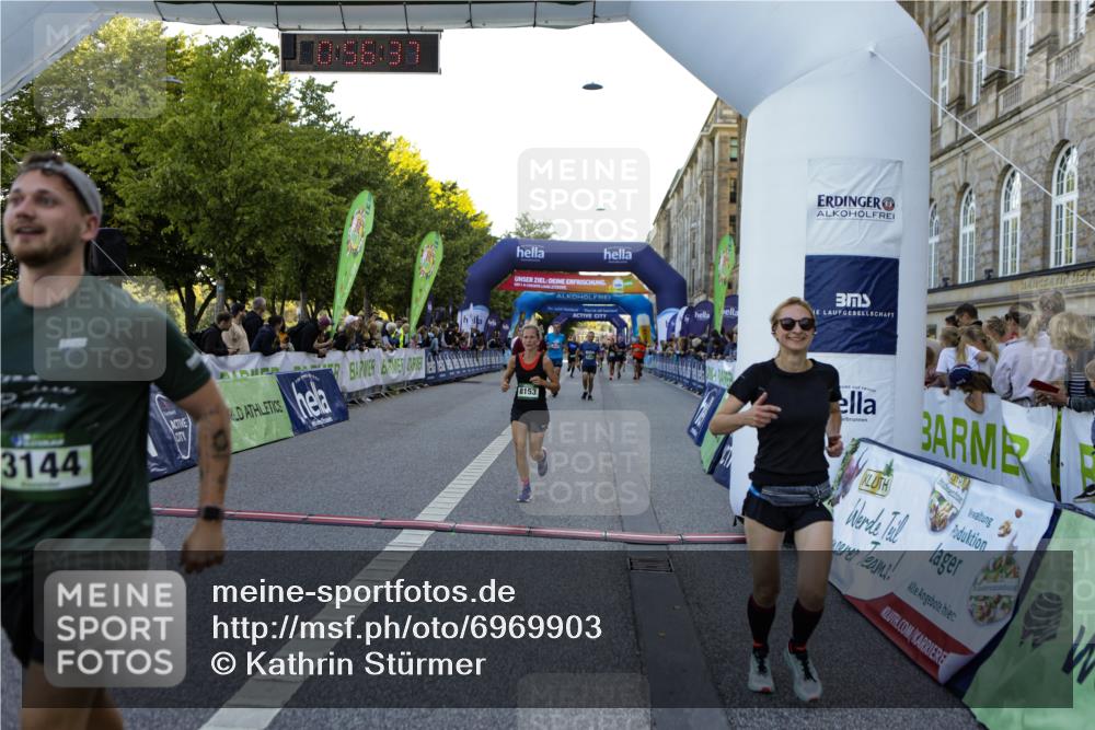 01.09.2024 - BARMER Alsterlauf Kathrin Stürmer Photography http://msf.ph/oto/6969903 01.09.2024 09:56:35 Ziel 2050, 2228, 2342, 2367, 2400, 2525, 2867, 3054, 3229, 3262, 3321, 3335, 3337, 3345, 3584, 3870, 3924, 4065, 4528, 4550, 4570, 4673, 4694, 4733, 4750, 4880, 5104, 5280, 8164, 2049, 2231, 2371, 2869, 3144, 3184, 3453, 3617, 3822, 3952, 4264, 4505, 4584, 4655, 4843, 5091, 8024, 8153, 8237 meine-sportfotos.de