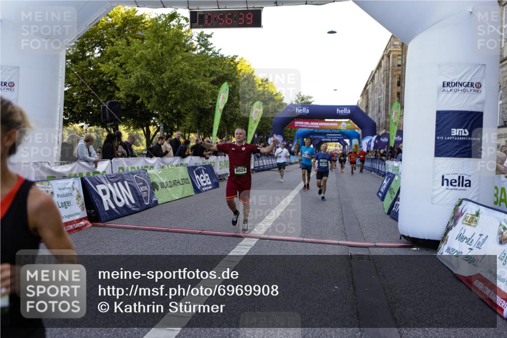 01.09.2024 - BARMER Alsterlauf Kathrin Stürmer Photography http://msf.ph/oto/6969908 01.09.2024 09:56:37 Ziel 2050, 2228, 2367, 2400, 2525, 2867, 3262, 3321, 3335, 3337, 3345, 3584, 3864, 3870, 3964, 4065, 4528, 4550, 4570, 4673, 4694, 4733, 4750, 4880, 4919, 5104, 5280, 8164, 2049, 2231, 2446, 3144, 3453, 3617, 3952, 4264, 4505, 4584, 4638, 4655, 4843, 4973, 4992, 5091, 8024, 8153, 8159, 8197, 8369 meine-sportfotos.de