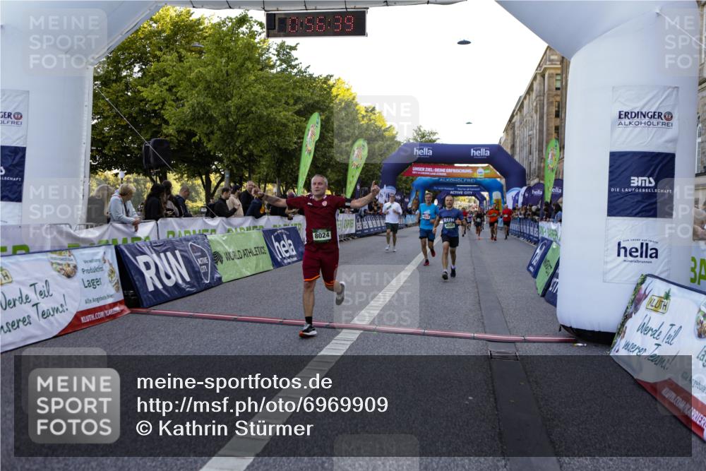 01.09.2024 - BARMER Alsterlauf Kathrin Stürmer Photography http://msf.ph/oto/6969909 01.09.2024 09:56:37 Ziel 2050, 2228, 2367, 2400, 2525, 2867, 3262, 3321, 3335, 3337, 3345, 3584, 3864, 3870, 3964, 4065, 4528, 4550, 4570, 4673, 4694, 4733, 4750, 4880, 4919, 5104, 5280, 8164, 2049, 2231, 2446, 3144, 3453, 3617, 3952, 4264, 4505, 4584, 4638, 4655, 4843, 4973, 4992, 5091, 8024, 8153, 8159, 8197, 8369 meine-sportfotos.de