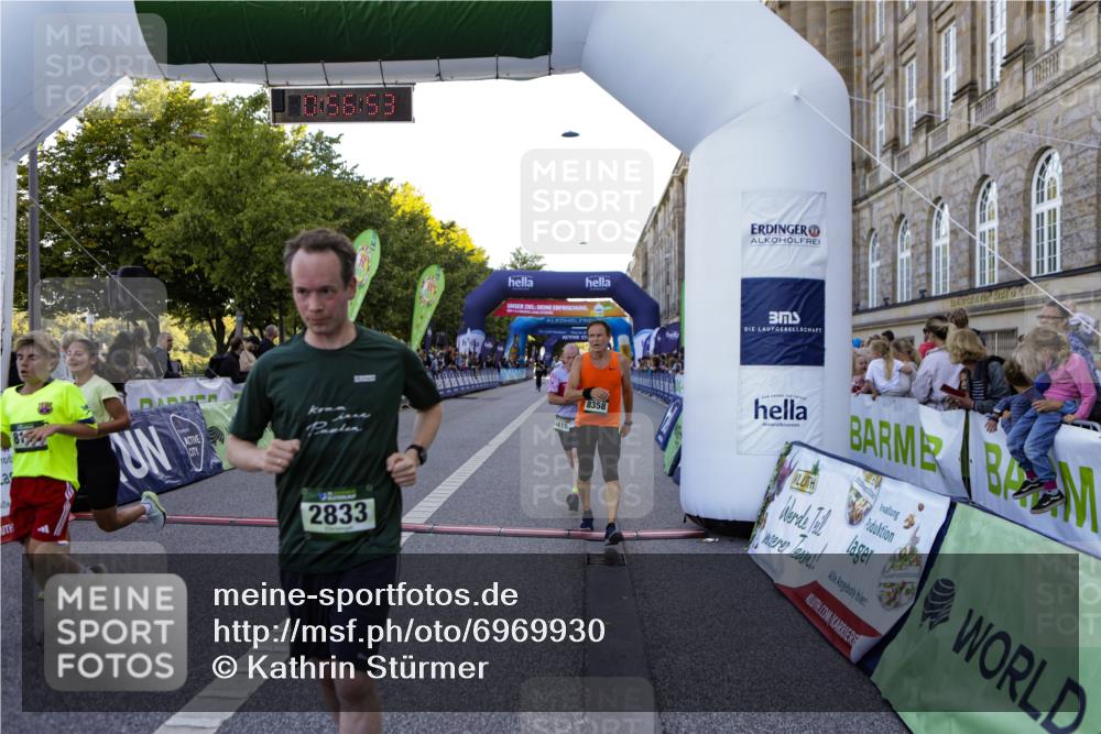 01.09.2024 - BARMER Alsterlauf Kathrin Stürmer Photography http://msf.ph/oto/6969930 01.09.2024 09:56:51 Ziel 2264, 2367, 2374, 2695, 2852, 2896, 2941, 2952, 3084, 3085, 3262, 3381, 3584, 3696, 3767, 3864, 3964, 4007, 4195, 4210, 4570, 4786, 4919, 5219, 8164, 2446, 2833, 3645, 3821, 4410, 4638, 4973, 4992, 8106, 8138, 8159, 8197, 8336, 8358, 8369 meine-sportfotos.de