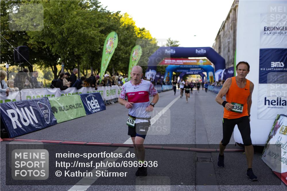 01.09.2024 - BARMER Alsterlauf Kathrin Stürmer Photography http://msf.ph/oto/6969936 01.09.2024 09:56:52 Ziel 2264, 2367, 2374, 2695, 2852, 2896, 2941, 2952, 3084, 3085, 3381, 3584, 3696, 3767, 3864, 3964, 4007, 4195, 4210, 4570, 4786, 4919, 5219, 8164, 2446, 2833, 3645, 3821, 4410, 8106, 8138, 8197, 8336, 8358, 8369 meine-sportfotos.de