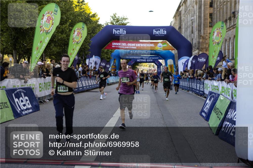 01.09.2024 - BARMER Alsterlauf Kathrin Stürmer Photography http://msf.ph/oto/6969958 01.09.2024 09:57:00 Ziel 2058, 2101, 2148, 2264, 2695, 2852, 2896, 2941, 2952, 3084, 3085, 3224, 3233, 3246, 3381, 3696, 3904, 4007, 4210, 4590, 4720, 4786, 5219, 8204, 2809, 3588, 3645, 3821, 3988, 4021, 4353, 4499, 5257, 8116, 8160 meine-sportfotos.de