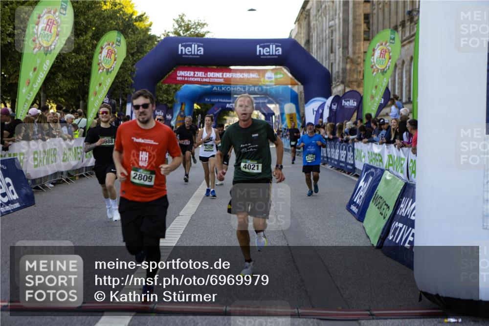01.09.2024 - BARMER Alsterlauf Kathrin Stürmer Photography http://msf.ph/oto/6969979 01.09.2024 09:57:05 Ziel 2058, 2063, 2101, 2148, 2694, 2695, 2852, 2896, 2941, 2952, 3084, 3085, 3224, 3233, 3236, 3246, 3270, 3381, 3696, 3904, 4590, 4720, 4786, 5219, 8204, 2211, 2373, 2809, 3027, 3386, 3588, 3988, 4021, 4022, 4353, 4499, 4760, 5073, 5257, 8116, 8160 meine-sportfotos.de