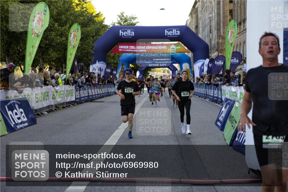 01.09.2024 - BARMER Alsterlauf Kathrin Stürmer Photography http://msf.ph/oto/6969980 01.09.2024 09:57:17 Ziel 2063, 2101, 2148, 2301, 2694, 2781, 2817, 2999, 3009, 3068, 3224, 3233, 3236, 3270, 3552, 4139, 4296, 4464, 4472, 4490, 4590, 4732, 5172, 5221, 5235, 8204, 2211, 2221, 2530, 2671, 2783, 3027, 3048, 3145, 3334, 3386, 3596, 3636, 4190, 4606, 4634, 4698, 5073, 5241, 8198 meine-sportfotos.de