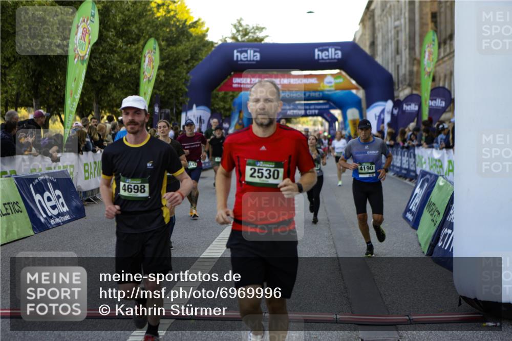 01.09.2024 - BARMER Alsterlauf Kathrin Stürmer Photography http://msf.ph/oto/6969996 01.09.2024 09:57:25 Ziel 2301, 2345, 2680, 2781, 2817, 2999, 3009, 3068, 3205, 3552, 3624, 3626, 4076, 4139, 4296, 4379, 4464, 4472, 4490, 4513, 4732, 5163, 5172, 5221, 5235, 2135, 2302, 2530, 2671, 3048, 3111, 3145, 3334, 3455, 3596, 3636, 3724, 3743, 4135, 4190, 4269, 4425, 4479, 4606, 4698, 5241, 8142, 8198 meine-sportfotos.de