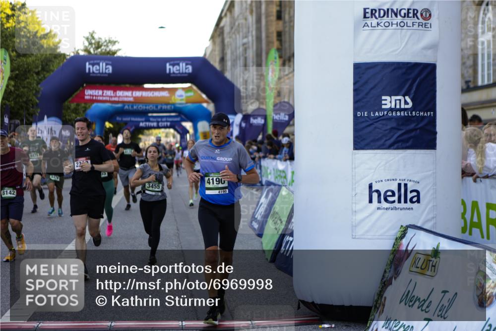 01.09.2024 - BARMER Alsterlauf Kathrin Stürmer Photography http://msf.ph/oto/6969998 01.09.2024 09:57:26 Ziel 2301, 2345, 2680, 2781, 2817, 2999, 3009, 3068, 3205, 3552, 3624, 3626, 4076, 4139, 4296, 4379, 4464, 4472, 4490, 4513, 4732, 5163, 5172, 5221, 5235, 2135, 2302, 2530, 2671, 3048, 3111, 3145, 3334, 3455, 3596, 3636, 3724, 3743, 4135, 4190, 4269, 4425, 4479, 4606, 4698, 5241, 8142, 8198 meine-sportfotos.de