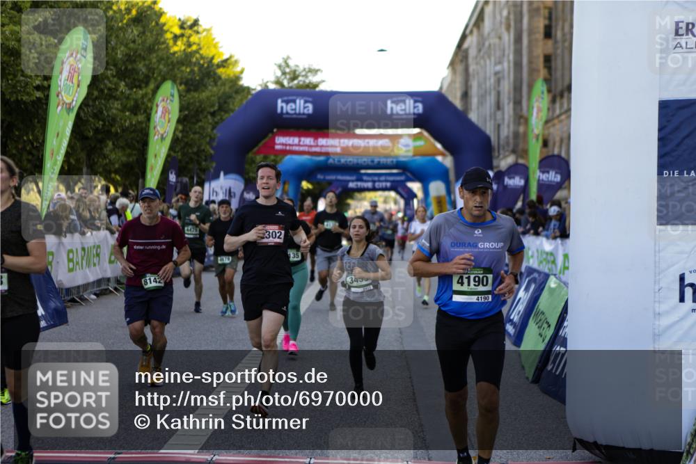 01.09.2024 - BARMER Alsterlauf Kathrin Stürmer Photography http://msf.ph/oto/6970000 01.09.2024 09:57:26 Ziel 2301, 2345, 2680, 2781, 2817, 2999, 3009, 3068, 3205, 3552, 3624, 3626, 4076, 4139, 4296, 4379, 4464, 4472, 4490, 4513, 4732, 5163, 5172, 5221, 5235, 2135, 2302, 2530, 2671, 3048, 3111, 3145, 3334, 3455, 3596, 3636, 3724, 3743, 4135, 4190, 4269, 4425, 4479, 4606, 4698, 5241, 8142, 8198 meine-sportfotos.de