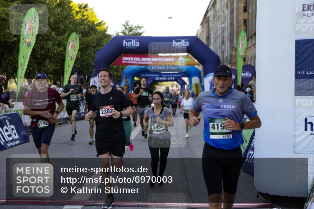 01.09.2024 - BARMER Alsterlauf Kathrin Stürmer Photography http://msf.ph/oto/6970003 01.09.2024 09:57:27 Ziel 2301, 2345, 2680, 2781, 2817, 2999, 3009, 3068, 3205, 3552, 3624, 3626, 4076, 4139, 4296, 4379, 4472, 4490, 4513, 4732, 5163, 5172, 5221, 5235, 2135, 2302, 2530, 2671, 3048, 3111, 3145, 3334, 3455, 3596, 3636, 3724, 3743, 4135, 4190, 4269, 4425, 4479, 4606, 4698, 5222, 5241, 8045, 8142, 8198, 8303 meine-sportfotos.de