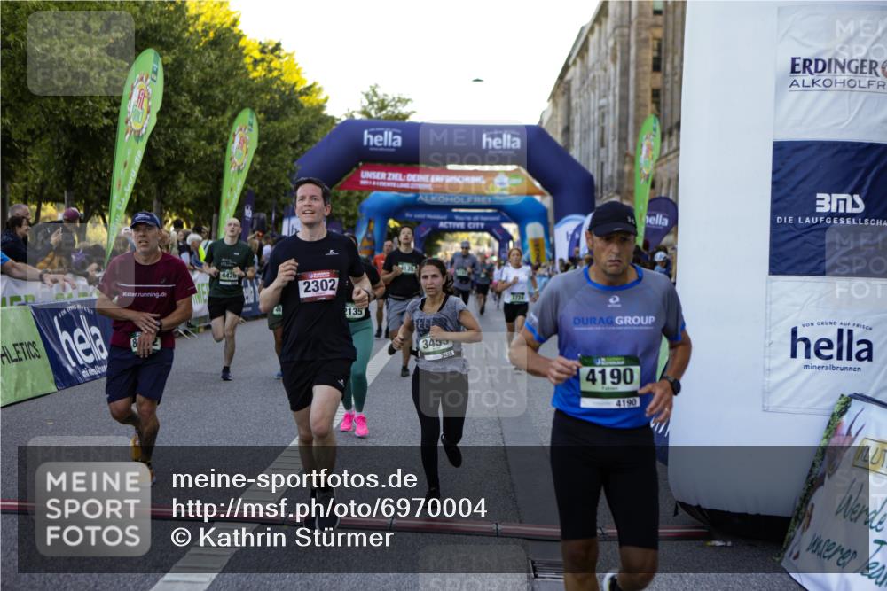01.09.2024 - BARMER Alsterlauf Kathrin Stürmer Photography http://msf.ph/oto/6970004 01.09.2024 09:57:27 Ziel 2301, 2345, 2680, 2781, 2817, 2999, 3009, 3068, 3205, 3552, 3624, 3626, 4076, 4139, 4296, 4379, 4472, 4490, 4513, 4732, 5163, 5172, 5221, 5235, 2135, 2302, 2530, 2671, 3048, 3111, 3145, 3334, 3455, 3596, 3636, 3724, 3743, 4135, 4190, 4269, 4425, 4479, 4606, 4698, 5222, 5241, 8045, 8142, 8198, 8303 meine-sportfotos.de