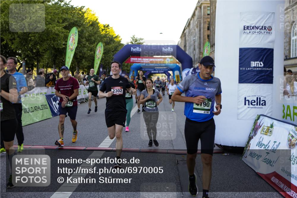 01.09.2024 - BARMER Alsterlauf Kathrin Stürmer Photography http://msf.ph/oto/6970005 01.09.2024 09:57:27 Ziel 2301, 2345, 2680, 2781, 2817, 2999, 3009, 3068, 3205, 3552, 3624, 3626, 4076, 4139, 4296, 4379, 4472, 4490, 4513, 4732, 5163, 5172, 5221, 5235, 2135, 2302, 2530, 2671, 3048, 3111, 3145, 3334, 3455, 3596, 3636, 3724, 3743, 4135, 4190, 4269, 4425, 4479, 4606, 4698, 5222, 5241, 8045, 8142, 8198, 8303 meine-sportfotos.de