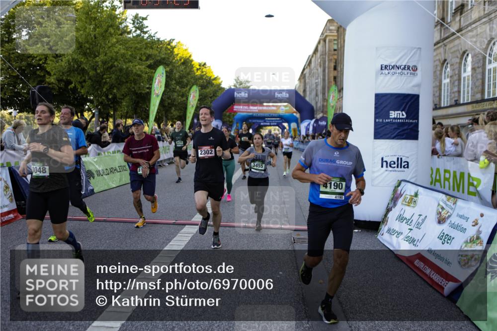 01.09.2024 - BARMER Alsterlauf Kathrin Stürmer Photography http://msf.ph/oto/6970006 01.09.2024 09:57:27 Ziel 2301, 2345, 2680, 2781, 2817, 2999, 3009, 3068, 3205, 3552, 3624, 3626, 4076, 4139, 4296, 4379, 4472, 4490, 4513, 4732, 5163, 5172, 5221, 5235, 2135, 2302, 2530, 2671, 3048, 3111, 3145, 3334, 3455, 3596, 3636, 3724, 3743, 4135, 4190, 4269, 4425, 4479, 4606, 4698, 5222, 5241, 8045, 8142, 8198, 8303 meine-sportfotos.de