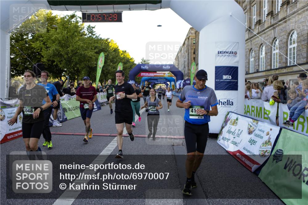 01.09.2024 - BARMER Alsterlauf Kathrin Stürmer Photography http://msf.ph/oto/6970007 01.09.2024 09:57:27 Ziel 2301, 2345, 2680, 2781, 2817, 2999, 3009, 3068, 3205, 3552, 3624, 3626, 4076, 4139, 4296, 4379, 4472, 4490, 4513, 4732, 5163, 5172, 5221, 5235, 2135, 2302, 2530, 2671, 3048, 3111, 3145, 3334, 3455, 3596, 3636, 3724, 3743, 4135, 4190, 4269, 4425, 4479, 4606, 4698, 5222, 5241, 8045, 8142, 8198, 8303 meine-sportfotos.de