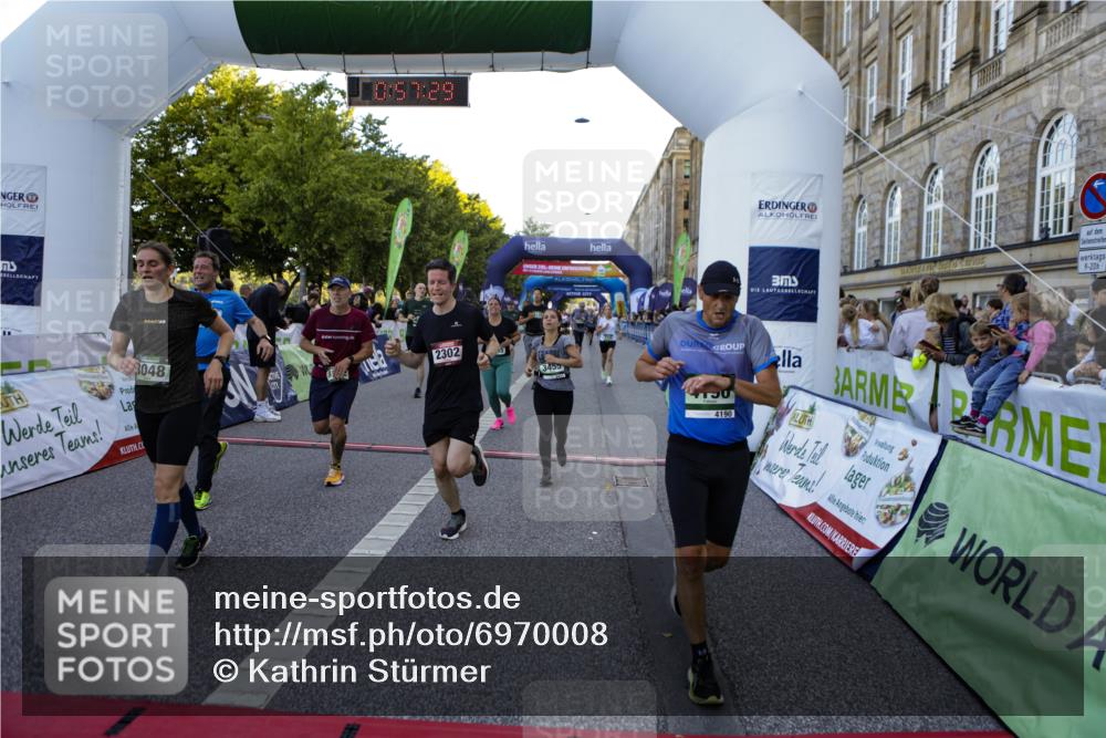 01.09.2024 - BARMER Alsterlauf Kathrin Stürmer Photography http://msf.ph/oto/6970008 01.09.2024 09:57:28 Ziel 2301, 2345, 2680, 2781, 2817, 2999, 3009, 3068, 3205, 3414, 3552, 3624, 3626, 4076, 4139, 4296, 4379, 4472, 4490, 4513, 4732, 5163, 5221, 5235, 2135, 2302, 2530, 2671, 3048, 3111, 3334, 3455, 3596, 3636, 3724, 3743, 4135, 4190, 4269, 4425, 4479, 4606, 4698, 5222, 5241, 8045, 8142, 8198, 8303 meine-sportfotos.de