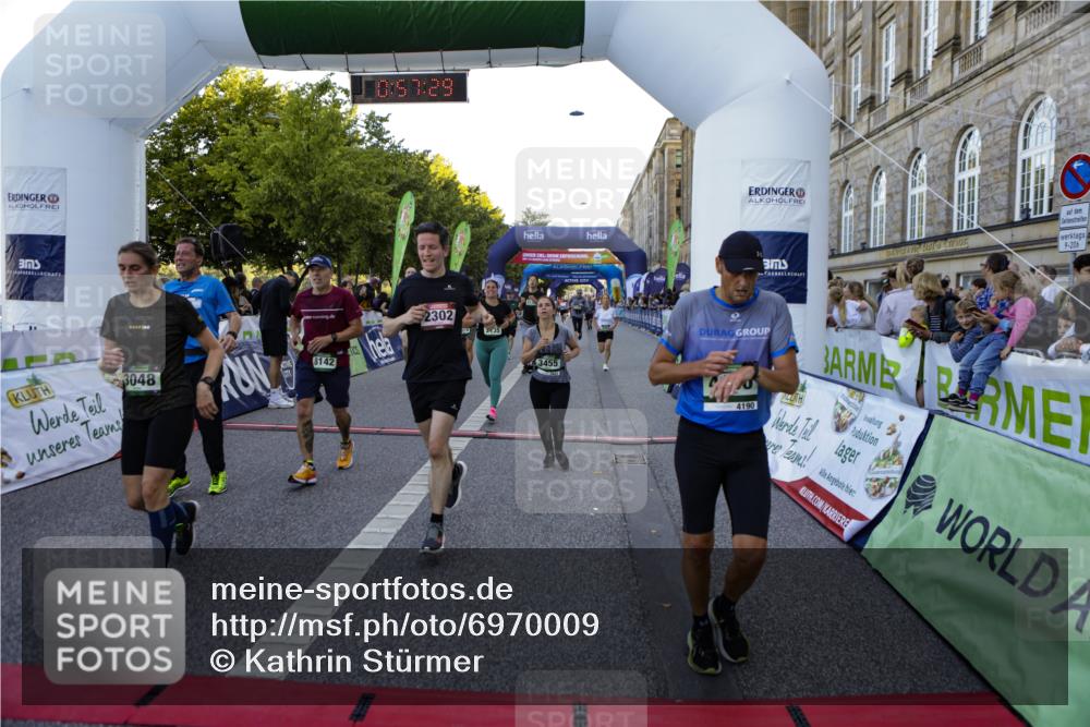 01.09.2024 - BARMER Alsterlauf Kathrin Stürmer Photography http://msf.ph/oto/6970009 01.09.2024 09:57:28 Ziel 2301, 2345, 2680, 2781, 2817, 2999, 3009, 3068, 3205, 3414, 3552, 3624, 3626, 4076, 4139, 4296, 4379, 4472, 4490, 4513, 4732, 5163, 5221, 5235, 2135, 2302, 2530, 2671, 3048, 3111, 3334, 3455, 3596, 3636, 3724, 3743, 4135, 4190, 4269, 4425, 4479, 4606, 4698, 5222, 5241, 8045, 8142, 8198, 8303 meine-sportfotos.de