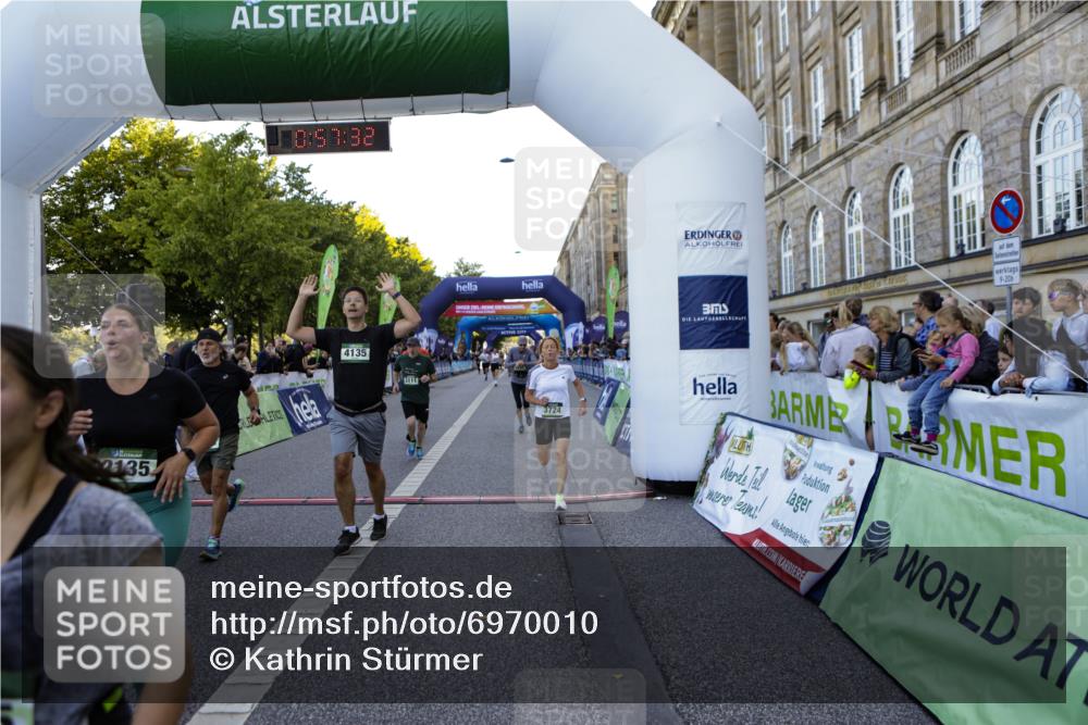 01.09.2024 - BARMER Alsterlauf Kathrin Stürmer Photography http://msf.ph/oto/6970010 01.09.2024 09:57:30 Ziel 2345, 2680, 2817, 2999, 3009, 3068, 3205, 3414, 3552, 3624, 3626, 4076, 4139, 4296, 4379, 4490, 4513, 4732, 5163, 5221, 5235, 2135, 2302, 2530, 3048, 3111, 3455, 3724, 3743, 4135, 4190, 4269, 4425, 4479, 4698, 4998, 5222, 5292, 8045, 8142, 8303 meine-sportfotos.de