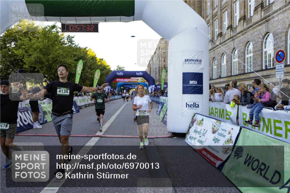 01.09.2024 - BARMER Alsterlauf Kathrin Stürmer Photography http://msf.ph/oto/6970013 01.09.2024 09:57:31 Ziel 2345, 2680, 2817, 2999, 3009, 3205, 3227, 3414, 3552, 3624, 3626, 4076, 4139, 4296, 4379, 4490, 4513, 4732, 5163, 5221, 5235, 2135, 2302, 3048, 3111, 3455, 3724, 3743, 4135, 4190, 4269, 4425, 4479, 4998, 5222, 5292, 8045, 8142, 8303 meine-sportfotos.de