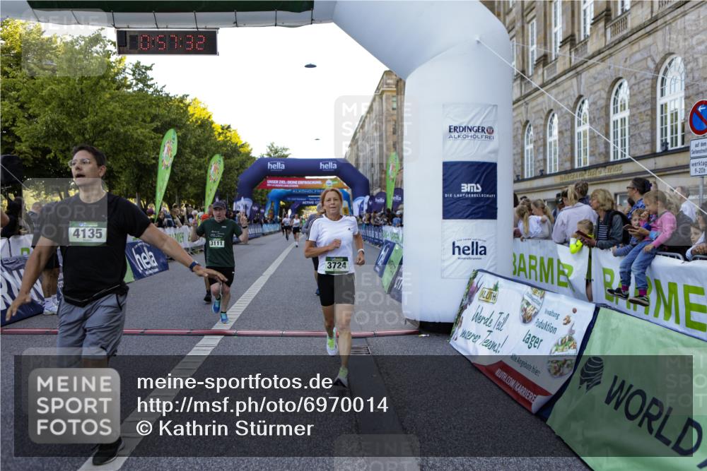 01.09.2024 - BARMER Alsterlauf Kathrin Stürmer Photography http://msf.ph/oto/6970014 01.09.2024 09:57:31 Ziel 2345, 2680, 2817, 2999, 3009, 3205, 3227, 3414, 3552, 3624, 3626, 4076, 4139, 4296, 4379, 4490, 4513, 4732, 5163, 5221, 5235, 2135, 2302, 3048, 3111, 3455, 3724, 3743, 4135, 4190, 4269, 4425, 4479, 4998, 5222, 5292, 8045, 8142, 8303 meine-sportfotos.de