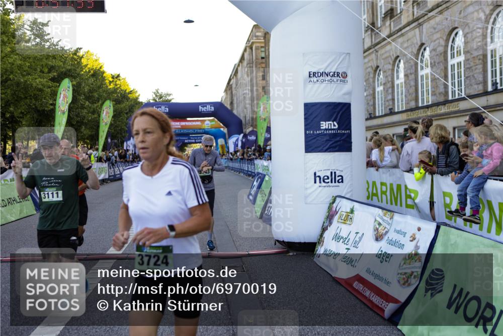 01.09.2024 - BARMER Alsterlauf Kathrin Stürmer Photography http://msf.ph/oto/6970019 01.09.2024 09:57:32 Ziel 2345, 2680, 2999, 3009, 3205, 3227, 3414, 3552, 3624, 3626, 4076, 4139, 4296, 4345, 4379, 4490, 4513, 4732, 4981, 5163, 5221, 5235, 2135, 2302, 2678, 3048, 3111, 3455, 3724, 3743, 4135, 4190, 4269, 4425, 4479, 4998, 5222, 5292, 8045, 8142, 8303 meine-sportfotos.de
