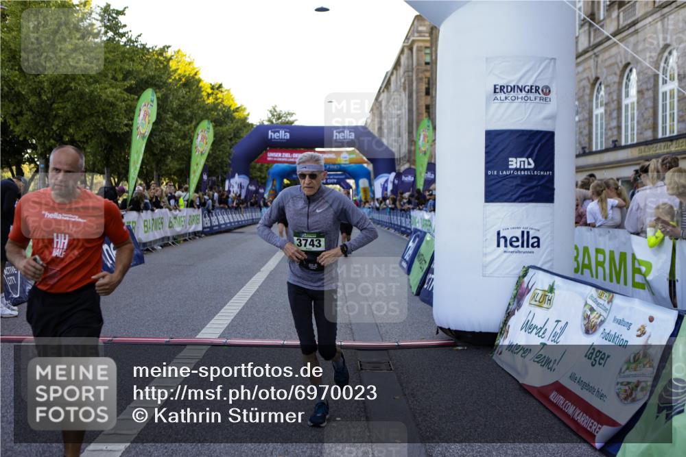 01.09.2024 - BARMER Alsterlauf Kathrin Stürmer Photography http://msf.ph/oto/6970023 01.09.2024 09:57:33 Ziel 2345, 2680, 2999, 3205, 3227, 3414, 3552, 3624, 3626, 4076, 4139, 4296, 4345, 4379, 4490, 4513, 4732, 4981, 5163, 5221, 5235, 2135, 2302, 2678, 3111, 3455, 3724, 3743, 4135, 4269, 4425, 4479, 4998, 5222, 5292, 8045, 8137, 8142, 8303 meine-sportfotos.de