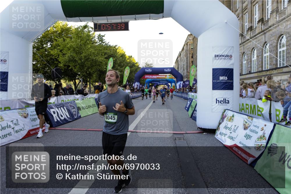 01.09.2024 - BARMER Alsterlauf Kathrin Stürmer Photography http://msf.ph/oto/6970033 01.09.2024 09:57:38 Ziel 2345, 2465, 2680, 3205, 3227, 3414, 3624, 3626, 4076, 4345, 4379, 4513, 4981, 5163, 8206, 2678, 2925, 3214, 3464, 3743, 3783, 4150, 4440, 4510, 4998, 5222, 5292, 8045, 8060, 8067, 8137, 8242, 8303 meine-sportfotos.de