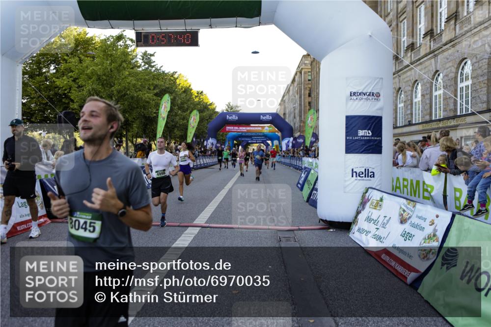 01.09.2024 - BARMER Alsterlauf Kathrin Stürmer Photography http://msf.ph/oto/6970035 01.09.2024 09:57:38 Ziel 2345, 2465, 2680, 3205, 3227, 3414, 3624, 3626, 4076, 4345, 4379, 4513, 4981, 5163, 8206, 2678, 2925, 3214, 3464, 3743, 3783, 4150, 4440, 4510, 4998, 5222, 5292, 8045, 8060, 8067, 8137, 8242, 8303 meine-sportfotos.de