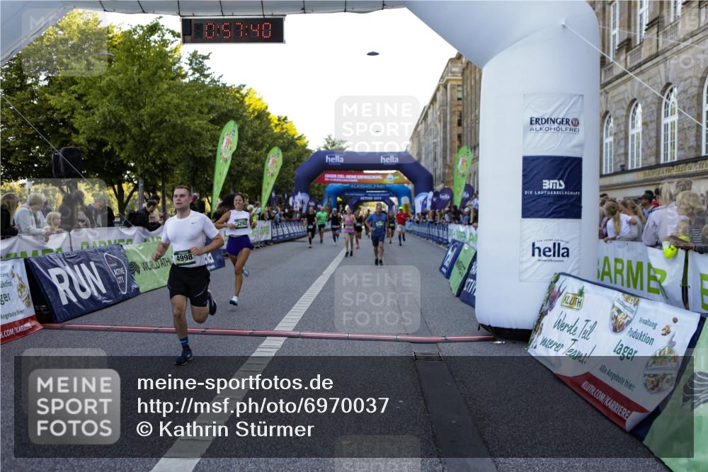 01.09.2024 - BARMER Alsterlauf Kathrin Stürmer Photography http://msf.ph/oto/6970037 01.09.2024 09:57:38 Ziel 2345, 2465, 2680, 3205, 3227, 3414, 3624, 3626, 4076, 4345, 4379, 4513, 4981, 5163, 8206, 2678, 2925, 3214, 3464, 3743, 3783, 4150, 4440, 4510, 4998, 5222, 5292, 8045, 8060, 8067, 8137, 8242, 8303 meine-sportfotos.de
