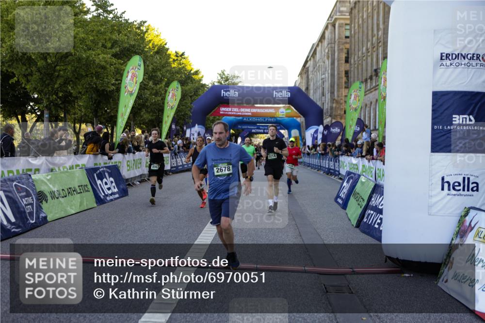 01.09.2024 - BARMER Alsterlauf Kathrin Stürmer Photography http://msf.ph/oto/6970051 01.09.2024 09:57:41 Ziel 2172, 2345, 2465, 2680, 3004, 3227, 3414, 3501, 3624, 3626, 3675, 3927, 4047, 4076, 4345, 4379, 4826, 4981, 8206, 2678, 2770, 2925, 2944, 3214, 3464, 3783, 4150, 4440, 4510, 4998, 5065, 5222, 5292, 8045, 8060, 8067, 8102, 8137, 8242, 8303 meine-sportfotos.de