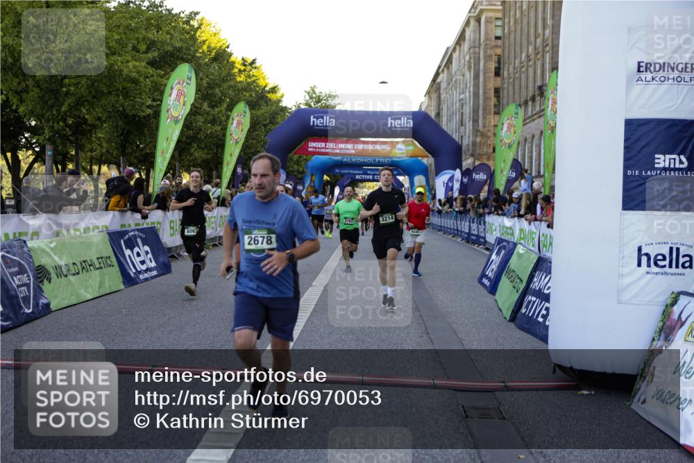 01.09.2024 - BARMER Alsterlauf Kathrin Stürmer Photography http://msf.ph/oto/6970053 01.09.2024 09:57:41 Ziel 2172, 2345, 2465, 2680, 3004, 3227, 3414, 3501, 3624, 3626, 3675, 3927, 4047, 4076, 4345, 4379, 4826, 4981, 8206, 2678, 2770, 2925, 2944, 3214, 3464, 3783, 4150, 4440, 4510, 4998, 5065, 5222, 5292, 8045, 8060, 8067, 8102, 8137, 8242, 8303 meine-sportfotos.de