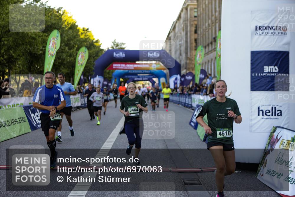 01.09.2024 - BARMER Alsterlauf Kathrin Stürmer Photography http://msf.ph/oto/6970063 01.09.2024 09:57:47 Ziel 2172, 2465, 2796, 2857, 3004, 3227, 3414, 3450, 3501, 3675, 3927, 3982, 4047, 4050, 4120, 4345, 4496, 4826, 4981, 8206, 8239, 1176, 2062, 2242, 2479, 2678, 2770, 2905, 2925, 2944, 3214, 3435, 3464, 3783, 3803, 3951, 4150, 4384, 4440, 4498, 4510, 4907, 5065, 8019, 8060, 8067, 8084, 8102, 8137, 8172, 8242 meine-sportfotos.de