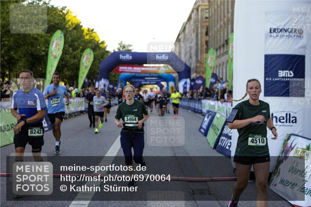 01.09.2024 - BARMER Alsterlauf Kathrin Stürmer Photography http://msf.ph/oto/6970064 01.09.2024 09:57:47 Ziel 2172, 2465, 2796, 2857, 3004, 3227, 3414, 3450, 3501, 3675, 3927, 3982, 4047, 4050, 4120, 4345, 4496, 4826, 4981, 8206, 8239, 1176, 2062, 2242, 2479, 2678, 2770, 2905, 2925, 2944, 3214, 3435, 3464, 3783, 3803, 3951, 4150, 4384, 4440, 4498, 4510, 4907, 5065, 8019, 8060, 8067, 8084, 8102, 8137, 8172, 8242 meine-sportfotos.de
