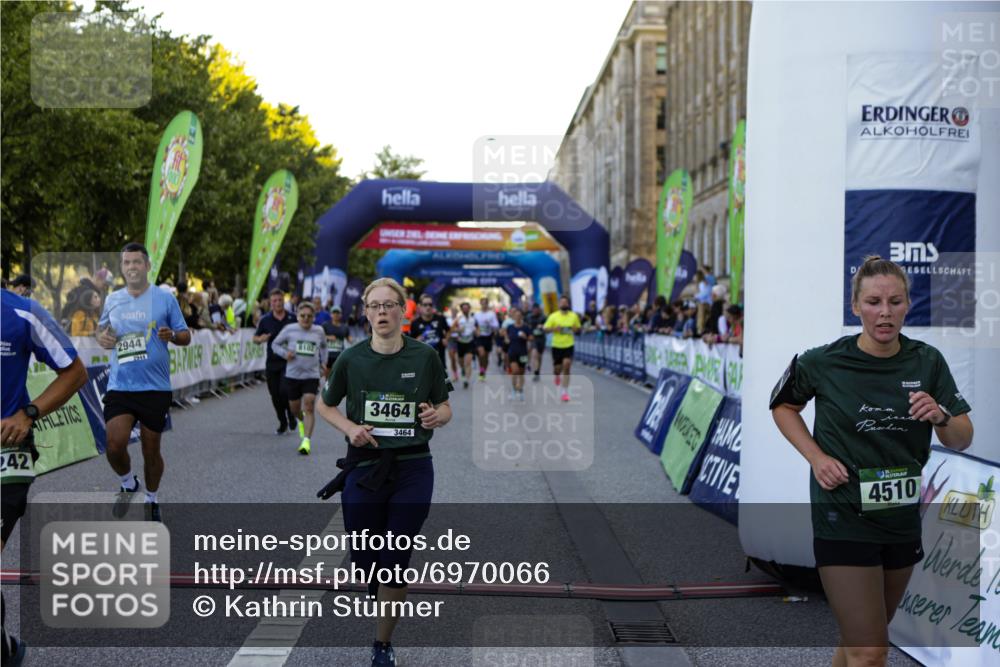 01.09.2024 - BARMER Alsterlauf Kathrin Stürmer Photography http://msf.ph/oto/6970066 01.09.2024 09:57:47 Ziel 2172, 2465, 2796, 2857, 3004, 3227, 3414, 3450, 3501, 3675, 3927, 3982, 4047, 4050, 4120, 4345, 4496, 4826, 4981, 8206, 8239, 1176, 2062, 2242, 2479, 2678, 2770, 2905, 2925, 2944, 3214, 3435, 3464, 3783, 3803, 3951, 4150, 4384, 4440, 4498, 4510, 4907, 5065, 8019, 8060, 8067, 8084, 8102, 8137, 8172, 8242 meine-sportfotos.de