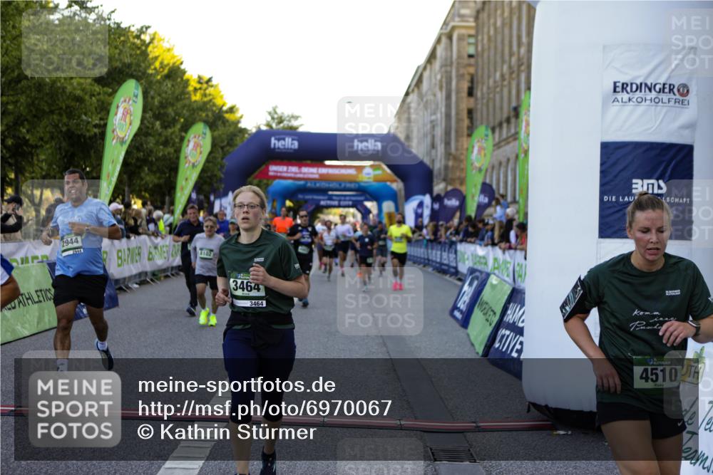 01.09.2024 - BARMER Alsterlauf Kathrin Stürmer Photography http://msf.ph/oto/6970067 01.09.2024 09:57:47 Ziel 2172, 2465, 2796, 2857, 3004, 3227, 3414, 3450, 3501, 3675, 3927, 3982, 4047, 4050, 4120, 4345, 4496, 4826, 4981, 8206, 8239, 1176, 2062, 2242, 2479, 2678, 2770, 2905, 2925, 2944, 3214, 3435, 3464, 3783, 3803, 3951, 4150, 4384, 4440, 4498, 4510, 4907, 5065, 8019, 8060, 8067, 8084, 8102, 8137, 8172, 8242 meine-sportfotos.de