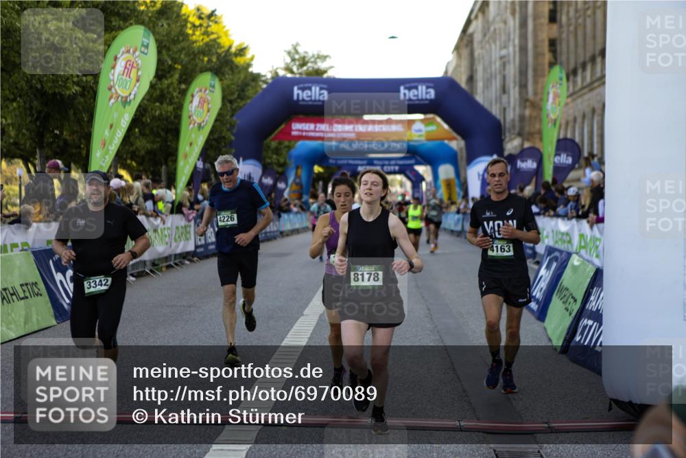 01.09.2024 - BARMER Alsterlauf Kathrin Stürmer Photography http://msf.ph/oto/6970089 01.09.2024 09:58:02 Ziel 2757, 2795, 2796, 2857, 3450, 3486, 3828, 3829, 3830, 3831, 3832, 3901, 3982, 4050, 4072, 4120, 4147, 4196, 4331, 4396, 4397, 4468, 4496, 4531, 4579, 4585, 4610, 4711, 4799, 5233, 8239, 2320, 2675, 2885, 3017, 3030, 3217, 3234, 3342, 3468, 3711, 4163, 4226, 4376, 4498, 4577, 4578, 4853, 4890, 5064, 5230, 8178 meine-sportfotos.de
